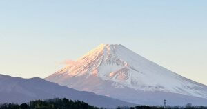 頂上付近に積雪があり新年に見られる縁起の良い富士山