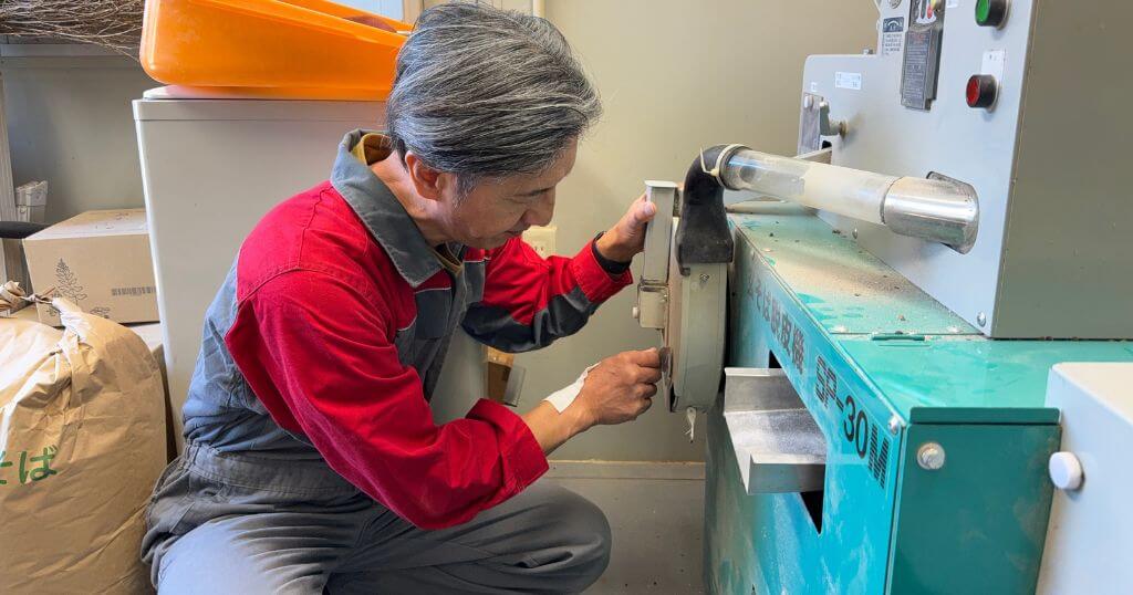 殻剥き機を修理する亮月代表